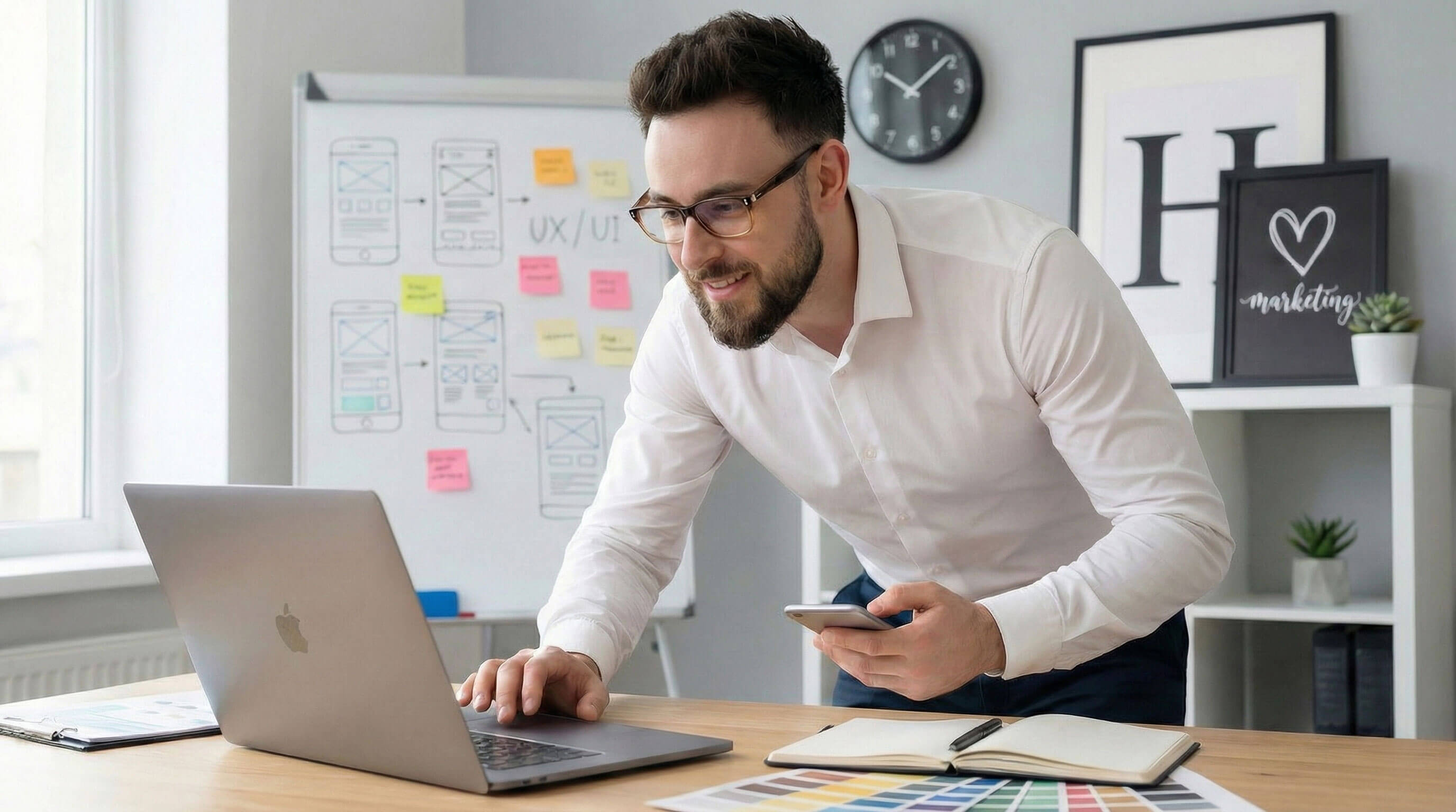 Hubert Stokowski - doradca e-commerce i UX designer podczas pracy